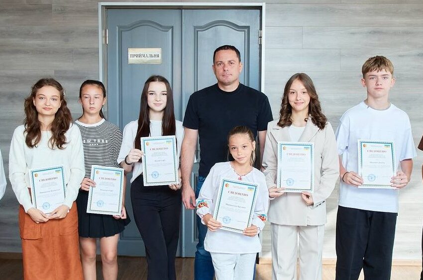 В Кам’янському вручили стипендії дітям-сиротам та дітям, позбавленим батьківського піклування за здобутки в різних сферах