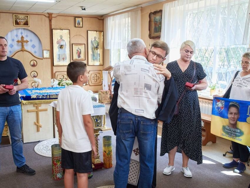 В Кам’янському сім’ям загиблих героїв вручили відзнаки ПЦУ