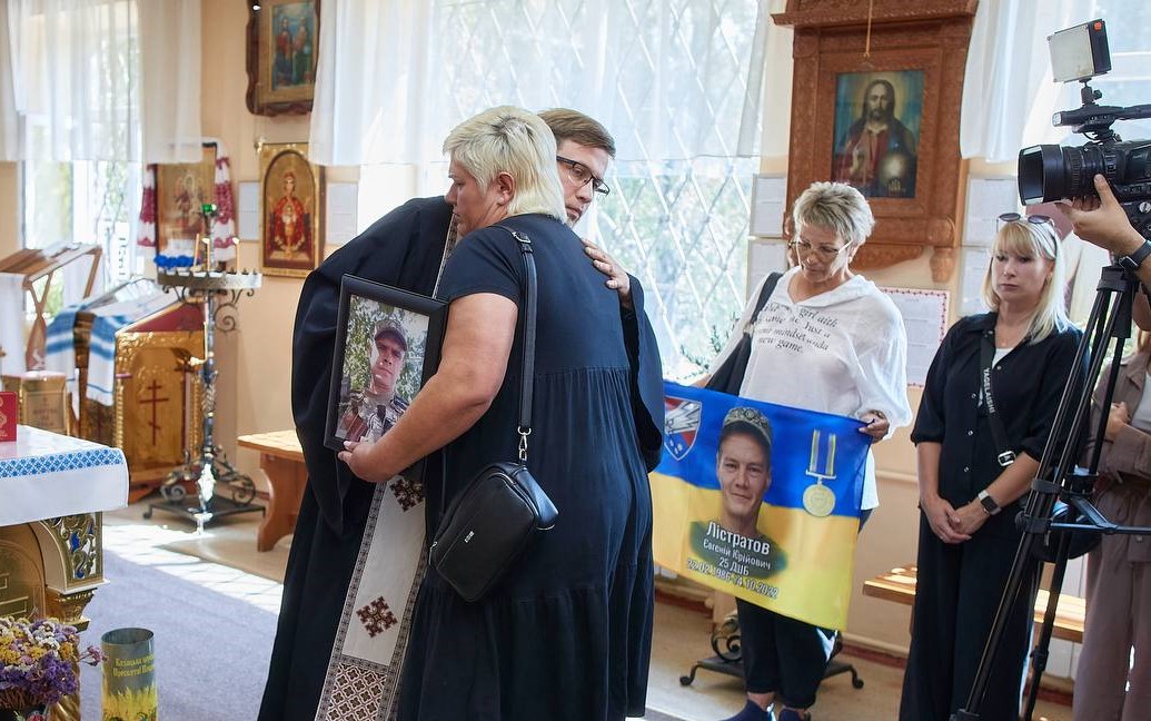 В Кам'янському сім'ям загиблих героїв вручили відзнаки ПЦУ - ФОТО
