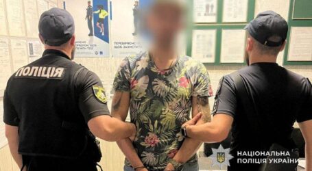 Погрожував продавчині зброєю: в Кам’янському чоловіка затримали за скоєння розбійного нападу