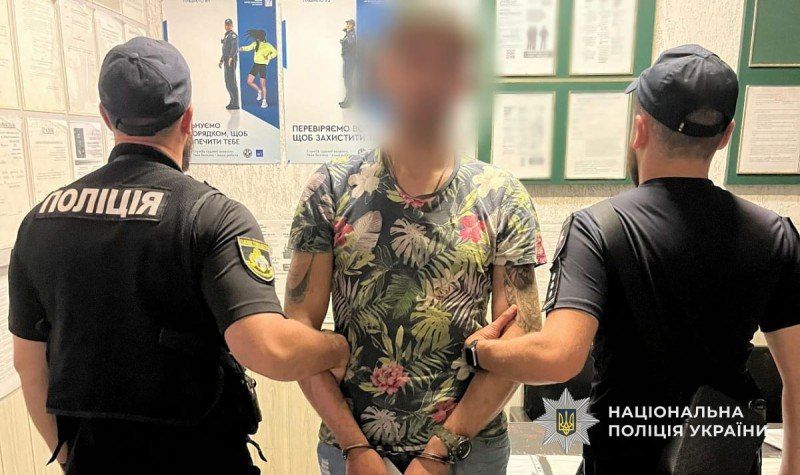 Погрожував продавчині зброєю: в Кам’янському чоловіка затримали за скоєння розбійного нападу
