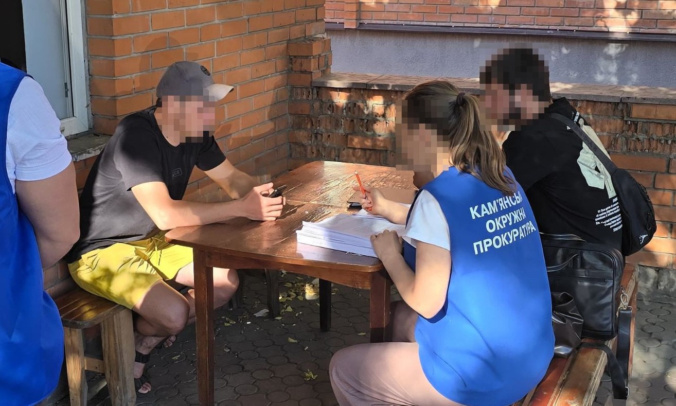 Збитки довкіллю склали 1,5 млн грн: підприємець зі спільниками, не маючи дозволу, рубили дуби та акації на території Кам'янського району - ФОТО