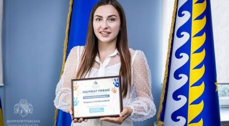 Відома бандуристка з Кам’янського отримала обласну премію за творчі та культурні досягнення