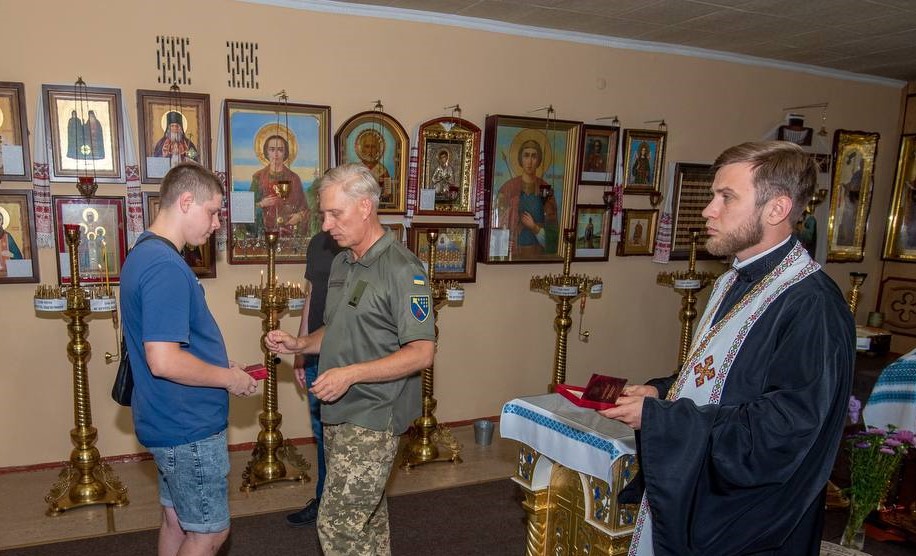 Родинам загиблих військових з Кам'янського вручили державні нагороди - ФОТО