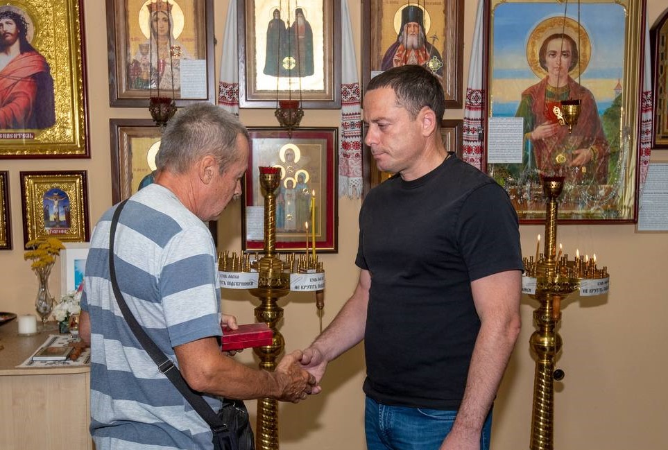 Родинам загиблих військових з Кам'янського вручили державні нагороди - ФОТО