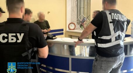 Наркоторгівля під прикриттям: на Дніпропетровщині експоліціянт зі спільниками під виглядом допомоги наркозалежним продавали тим метадон