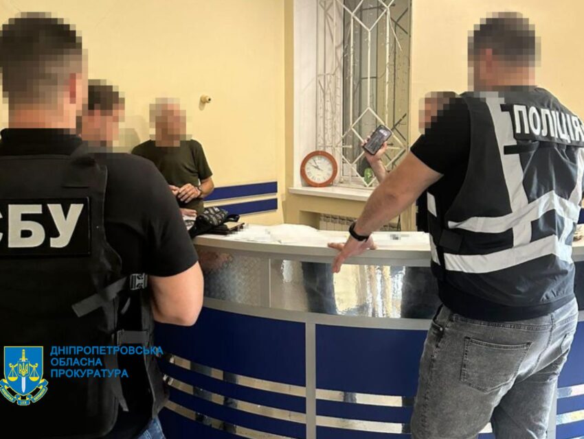 Наркоторгівля під прикриттям: на Дніпропетровщині експоліціянт зі спільниками під виглядом допомоги наркозалежним продавали тим метадон