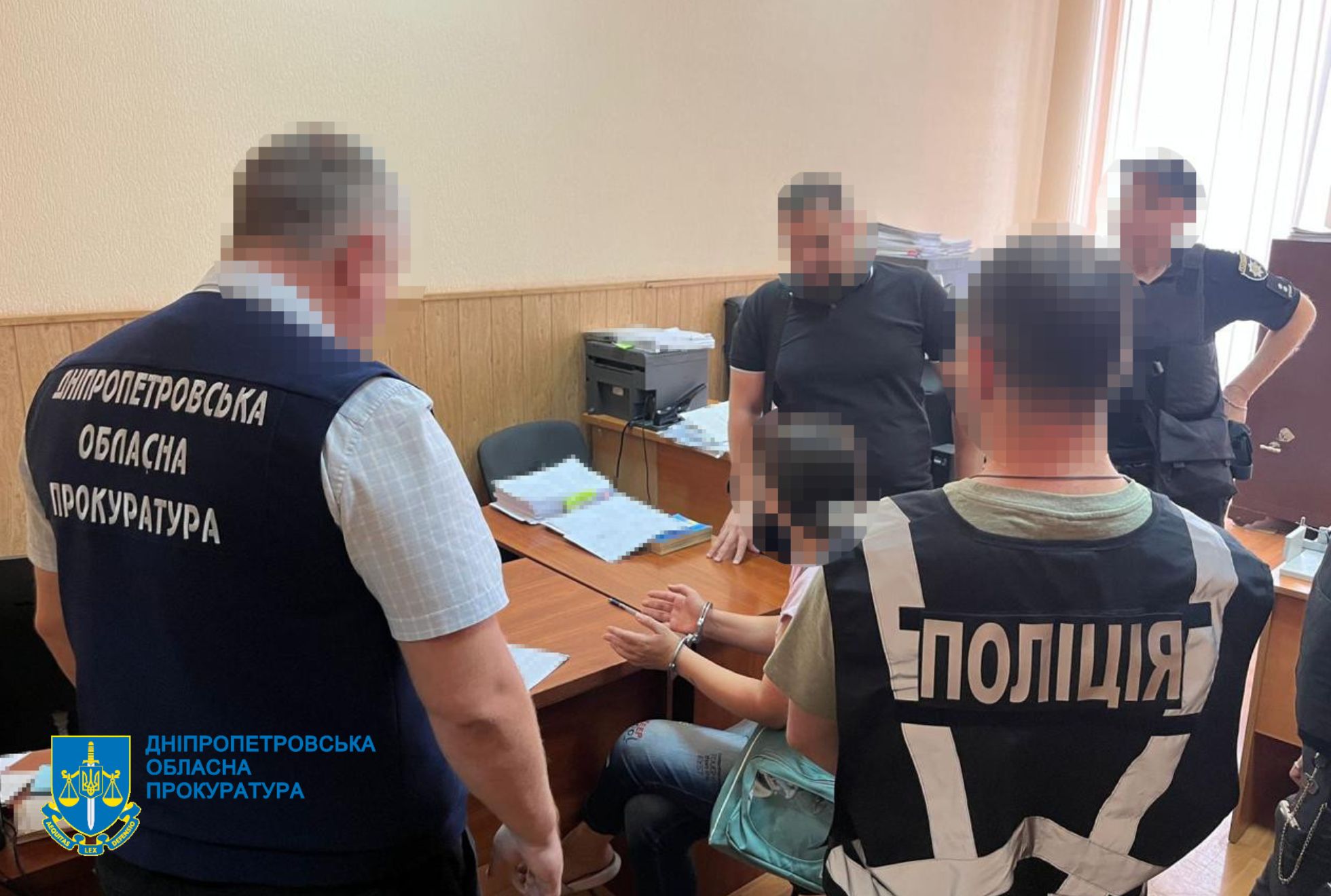 Наркоторгівля під прикриттям: на Дніпропетровщині експоліціянт зі спільниками під виглядом допомоги наркозалежним продавали тим метадон - ФОТО