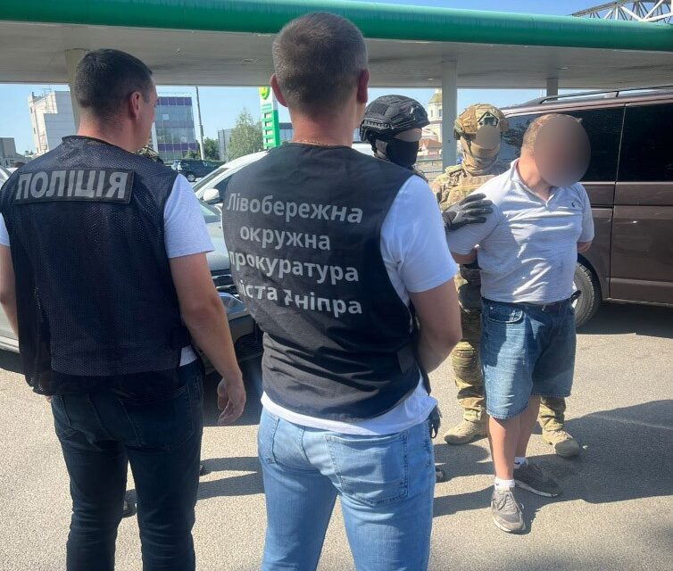 Стати батьком одинаком за 10 тис. доларів : на Дніпропетровщині викрили схему виготовлення фіктивних документів щодо опікунства над сиротою (ВІДЕО)