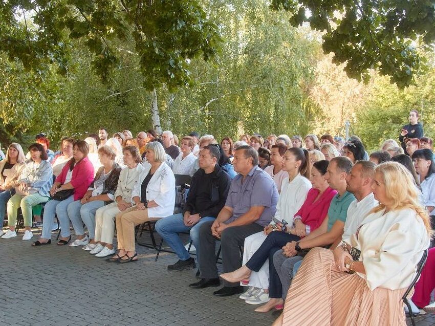 Нові можливості професійного розвитку та інноваційні підходи в освіті обговорювали освітяни Кам’янського на традиційній (не) конференції