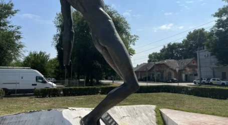 У Дніпрі фігура пам’ятника жертвам нацизму вже понад 10 років стоїть без руки: через війну плани з реконструкції недоцільні