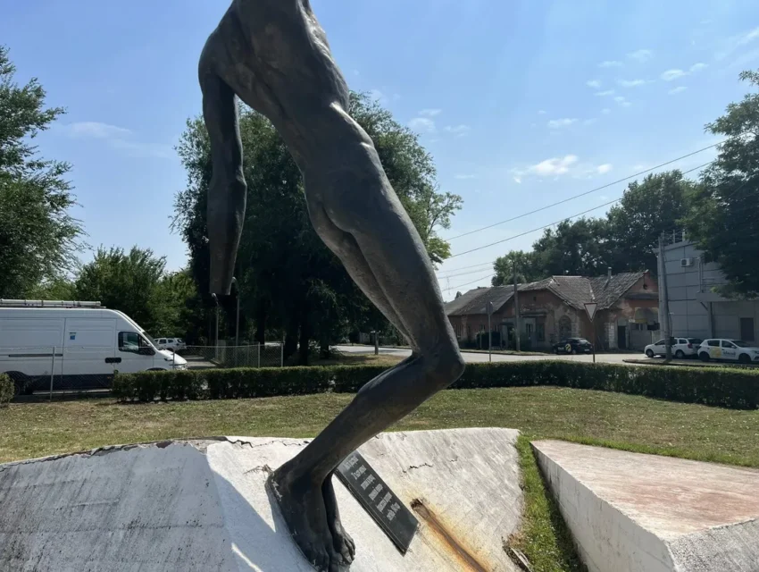 У Дніпрі фігура пам’ятника жертвам нацизму вже понад 10 років стоїть без руки: через війну плани з реконструкції недоцільні