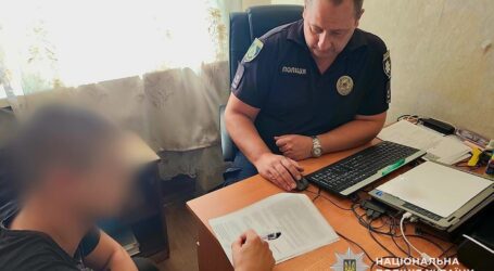 Закинули пляшку з бензином у приміщення міськради: в Кам’янському районі затримали двох підпалювачів