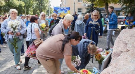 В Південному районі Кам’янського встановили пам’ятний знак на честь загиблих на війні захисників
