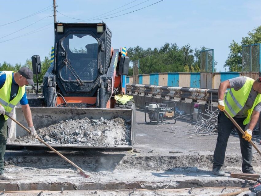 В Кам’янському на Ювілейному проспекті оновлюють деформаційні шви на шляхопроводі
