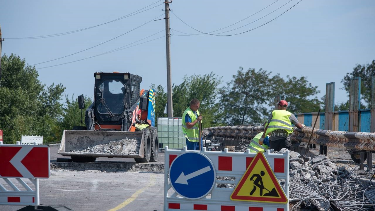 В Кам'янському на Ювілейному проспекті оновлюють деформаційні шви на шляхопроводі - ФОТО