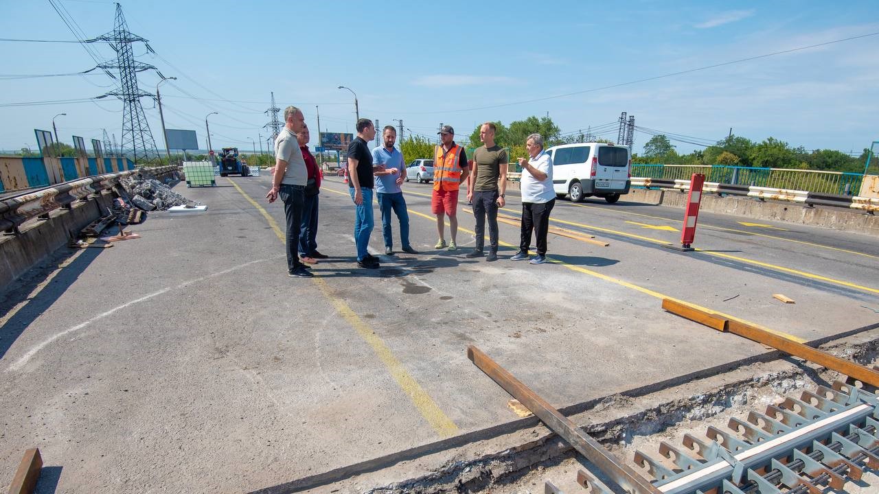 В Кам'янському на Ювілейному проспекті оновлюють деформаційні шви на шляхопроводі - ФОТО