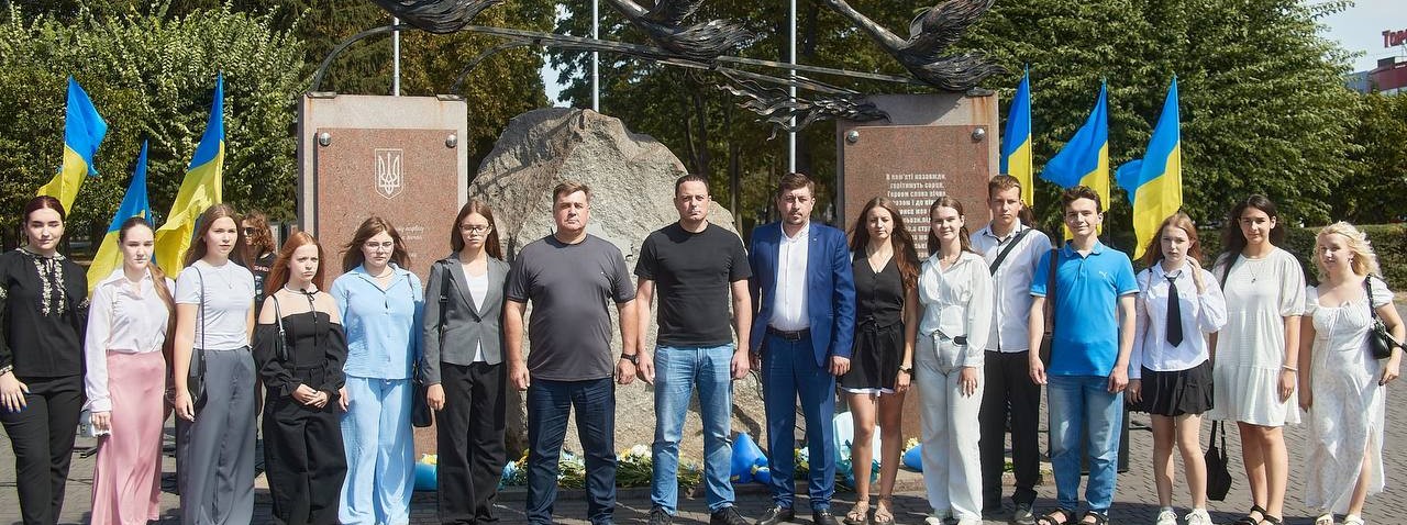 В Кам'янському відбулись урочисті заходи до двох найважливіших державних свят - ФОТО