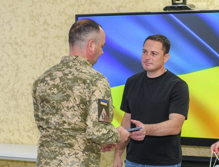 В Кам'янському з професійним святом вітали військових, які кожного дня рятують нас від повітряних загроз - ФОТО