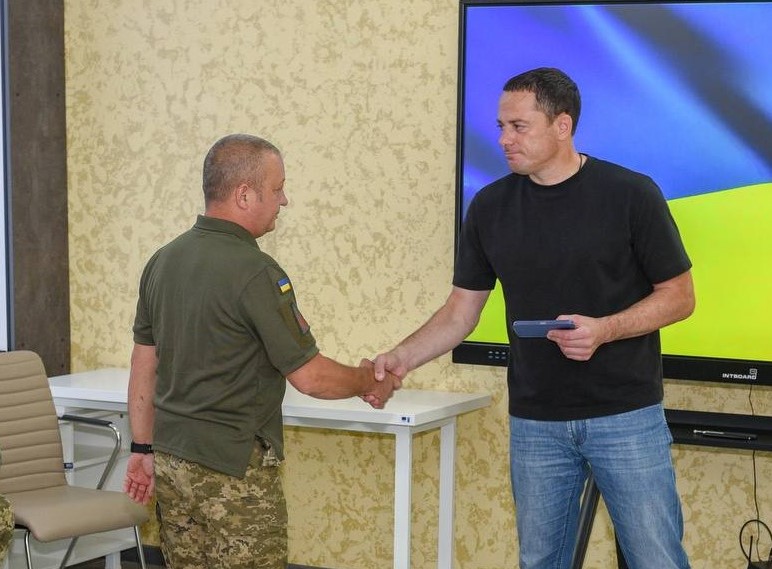 В Кам'янському з професійним святом вітали військових, які кожного дня рятують нас від повітряних загроз - ФОТО
