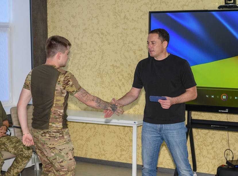 В Кам'янському з професійним святом вітали військових, які кожного дня рятують нас від повітряних загроз - ФОТО