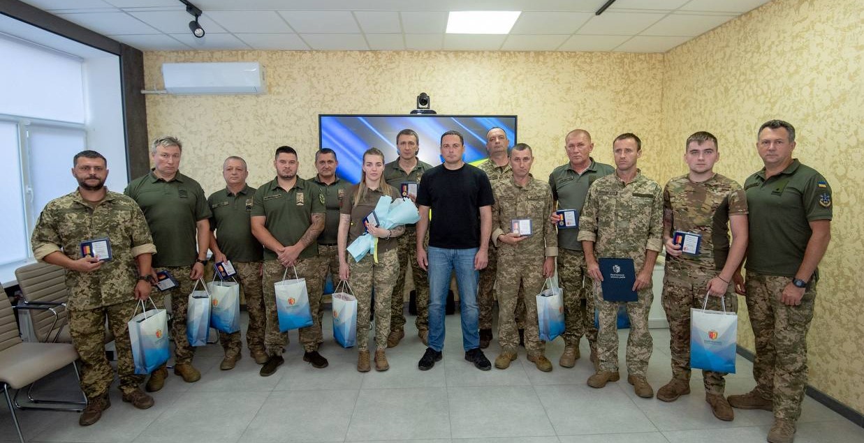 В Кам'янському з професійним святом вітали військових, які кожного дня рятують нас від повітряних загроз - ФОТО