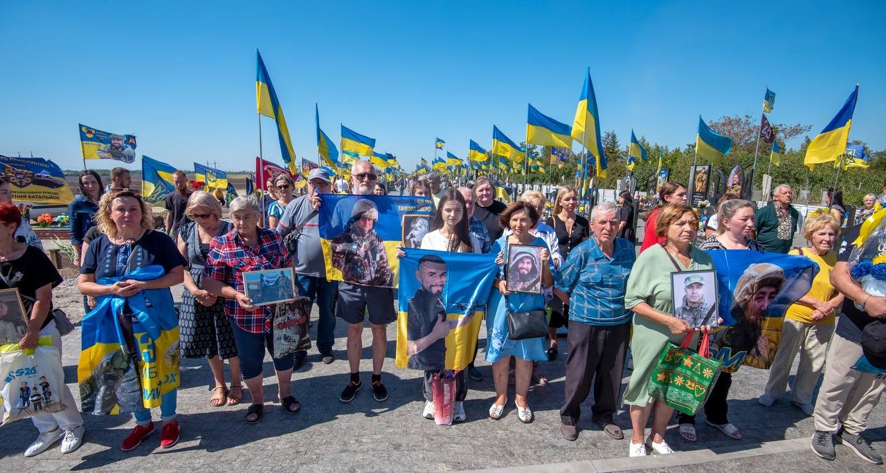 Сьогодні в Кам'янському відбулись заходи з вшанування пам'яті загиблих на війні захисників - ФОТО