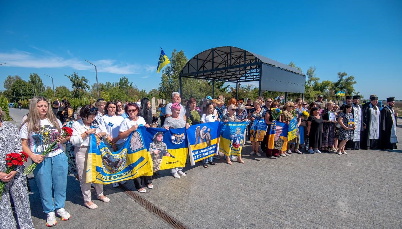 Сьогодні в Кам'янському відбулись заходи з вшанування пам'яті загиблих на війні захисників - ФОТО