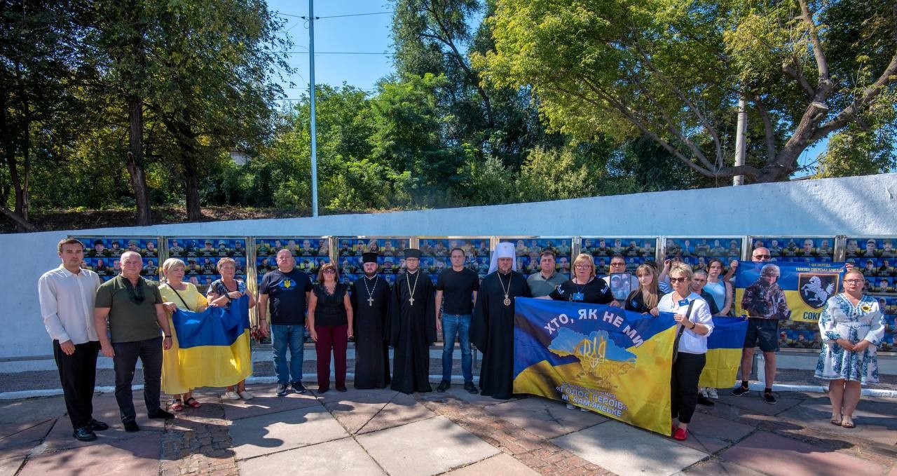 Сьогодні в Кам'янському відбулись заходи з вшанування пам'яті загиблих на війні захисників - ФОТО