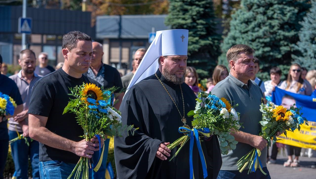 Сьогодні в Кам'янському відбулись заходи з вшанування пам'яті загиблих на війні захисників - ФОТО