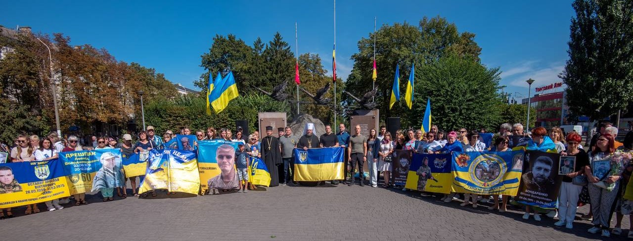 Сьогодні в Кам'янському відбулись заходи з вшанування пам'яті загиблих на війні захисників - ФОТО