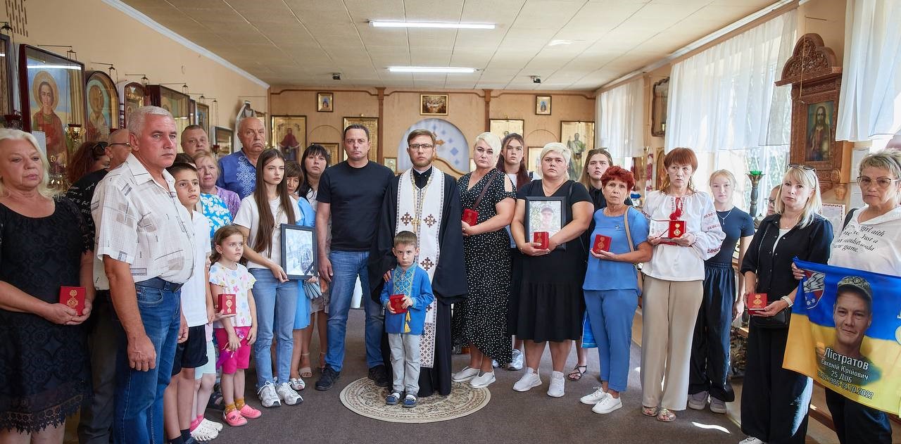 В Кам'янському сім'ям загиблих героїв вручили відзнаки ПЦУ - ФОТО