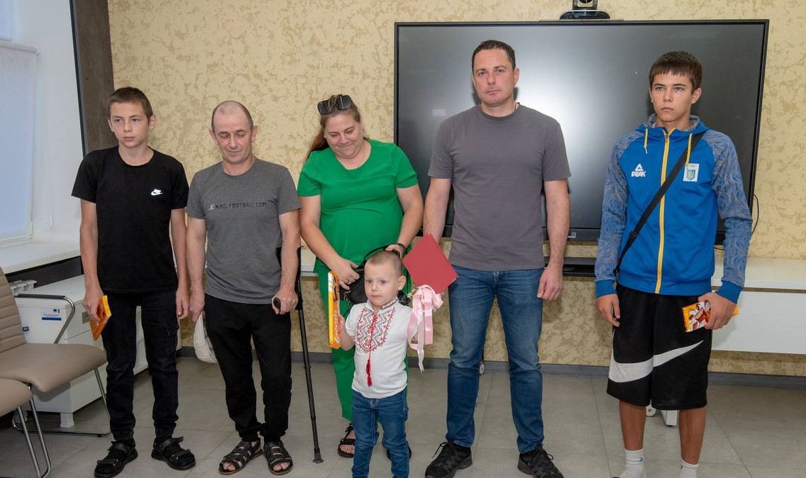 Багатодітна родина військового з Херсонщини отримала квартиру у Кам`янському - ФОТО