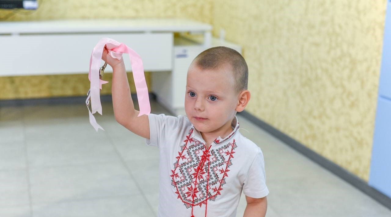 Багатодітна родина військового з Херсонщини отримала квартиру у Кам`янському - ФОТО
