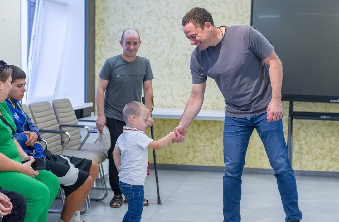 Багатодітна родина військового з Херсонщини отримала квартиру у Кам`янському - ФОТО