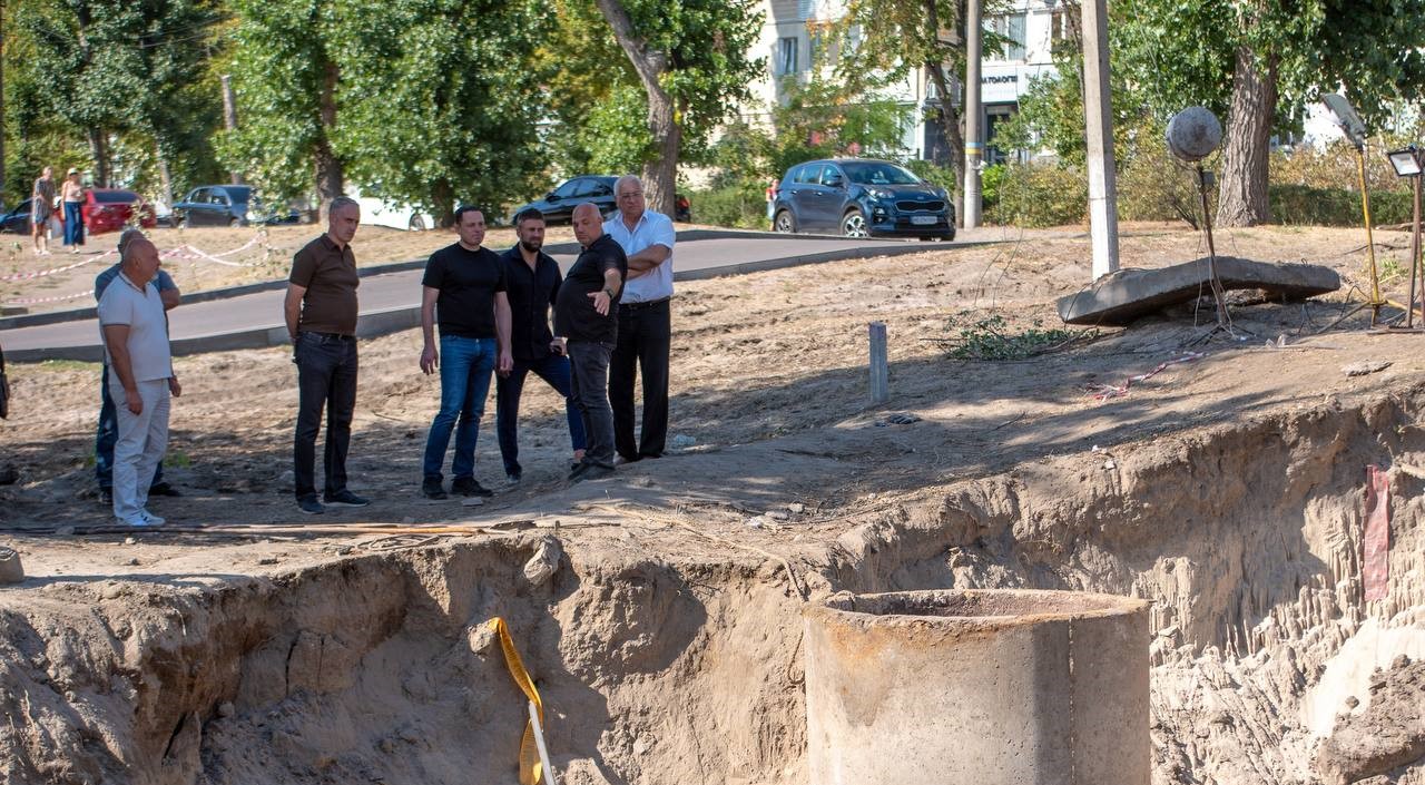 В Кам'янському продовжують ремонтувати каналізаційний колектор на Лівобережжі - ФОТО