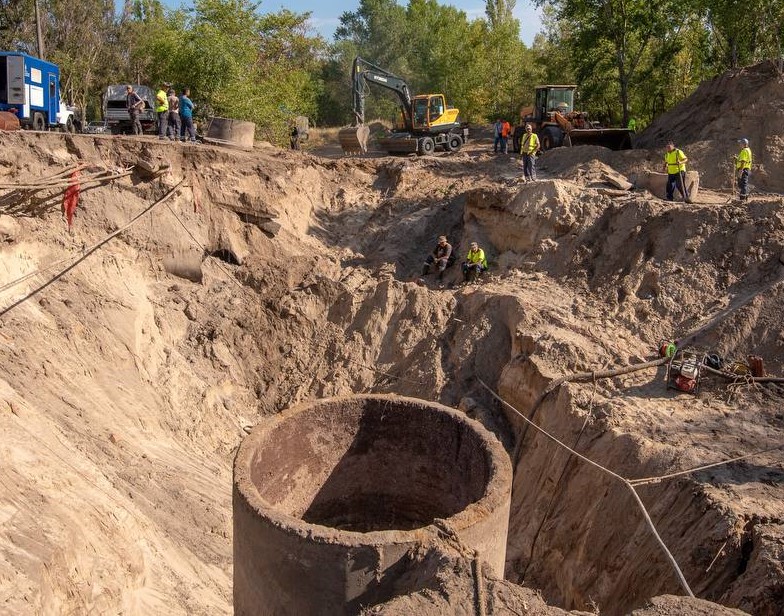 В Кам'янському продовжують ремонтувати каналізаційний колектор на Лівобережжі - ФОТО
