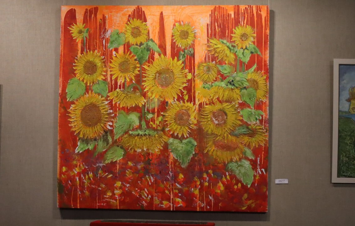 Квіти як символічні повідомлення: у Кам'янському відкрилась виставка картин криворізьких художників - ФОТО