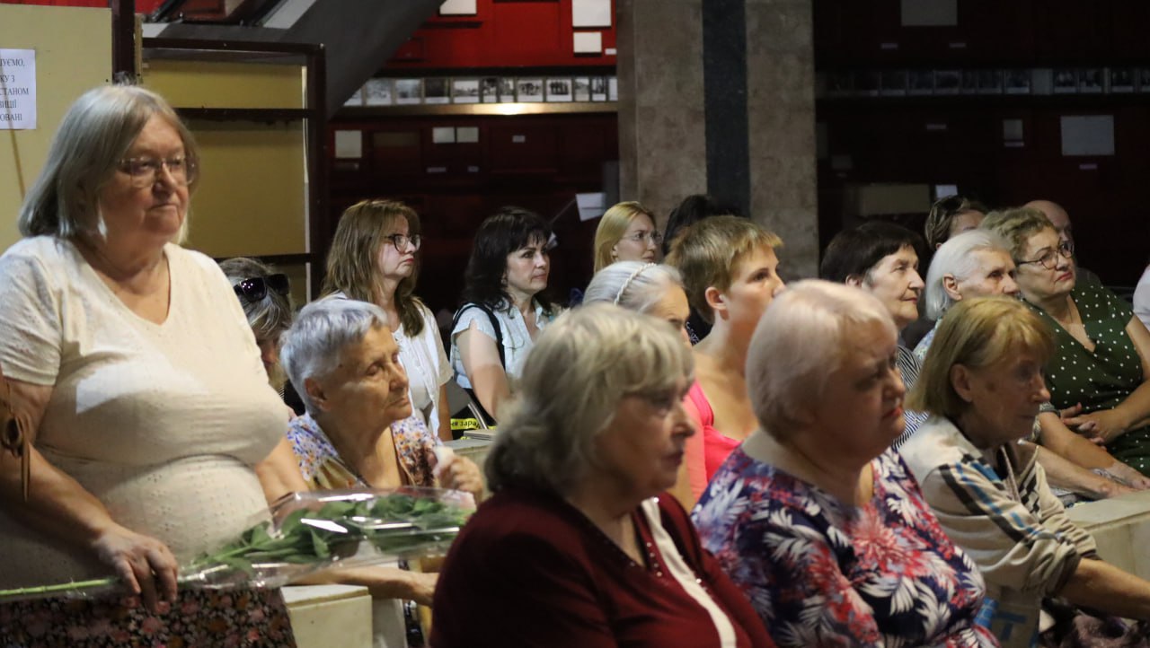 Квіти як символічні повідомлення: у Кам'янському відкрилась виставка картин криворізьких художників - ФОТО