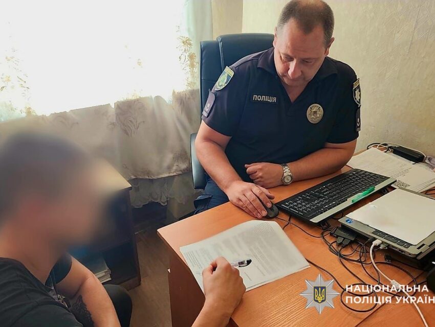 Закинули пляшку з бензином у приміщення міськради: в Кам’янському районі затримали двох підпалювачів