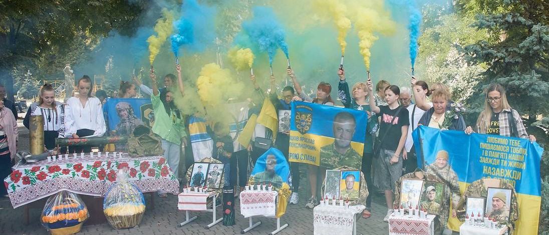 В Південному районі Кам'янського встановили пам'ятний знак на честь загиблих на війні захисників - ФОТО