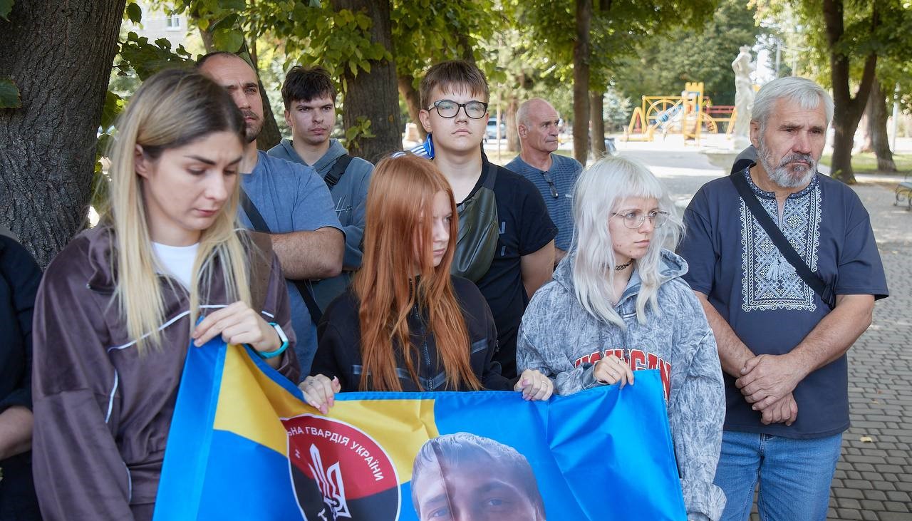 В Південному районі Кам'янського встановили пам'ятний знак на честь загиблих на війні захисників - ФОТО