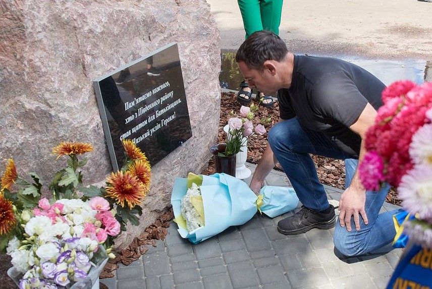 В Південному районі Кам'янського встановили пам'ятний знак на честь загиблих на війні захисників - ФОТО