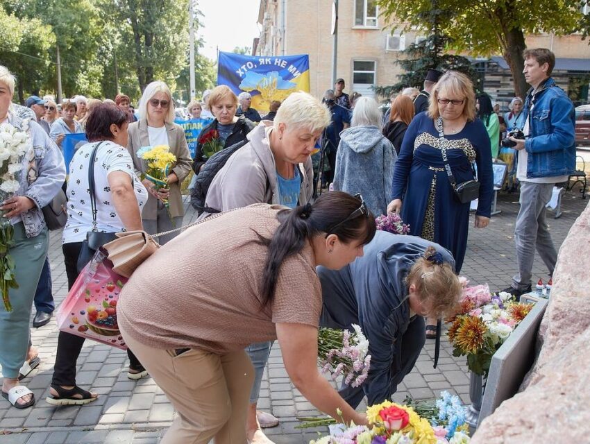 В Південному районі Кам’янського встановили пам’ятний знак на честь загиблих на війні захисників