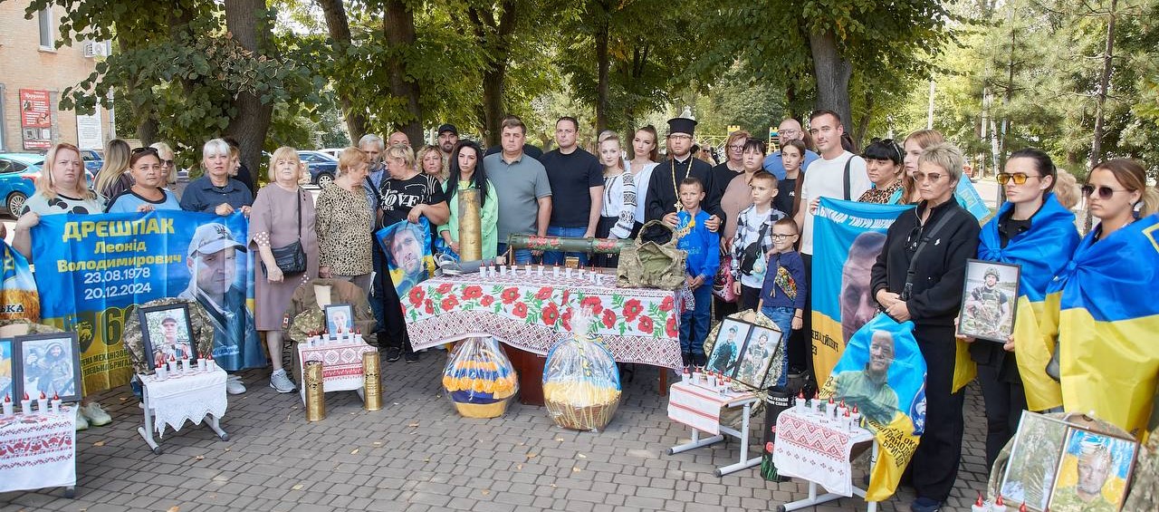 В Південному районі Кам'янського встановили пам'ятний знак на честь загиблих на війні захисників - ФОТО