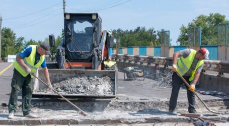 В Кам’янському на Ювілейному проспекті оновлюють деформаційні шви на шляхопроводі