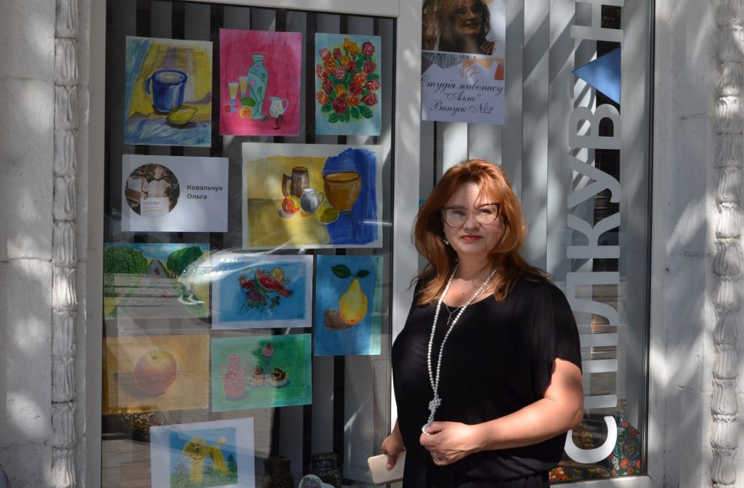 У студії живопису для дорослих «Алла» в Кам'янському відбувся вже другий випуск - ФОТО