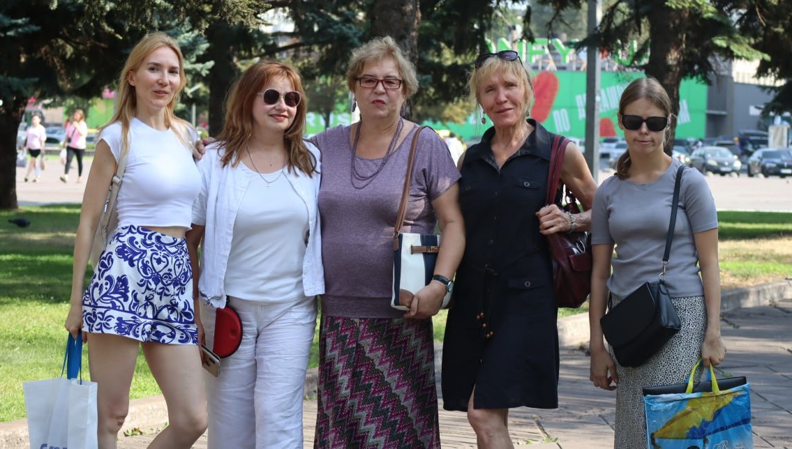 У студії живопису для дорослих «Алла» в Кам'янському відбувся вже другий випуск - ФОТО