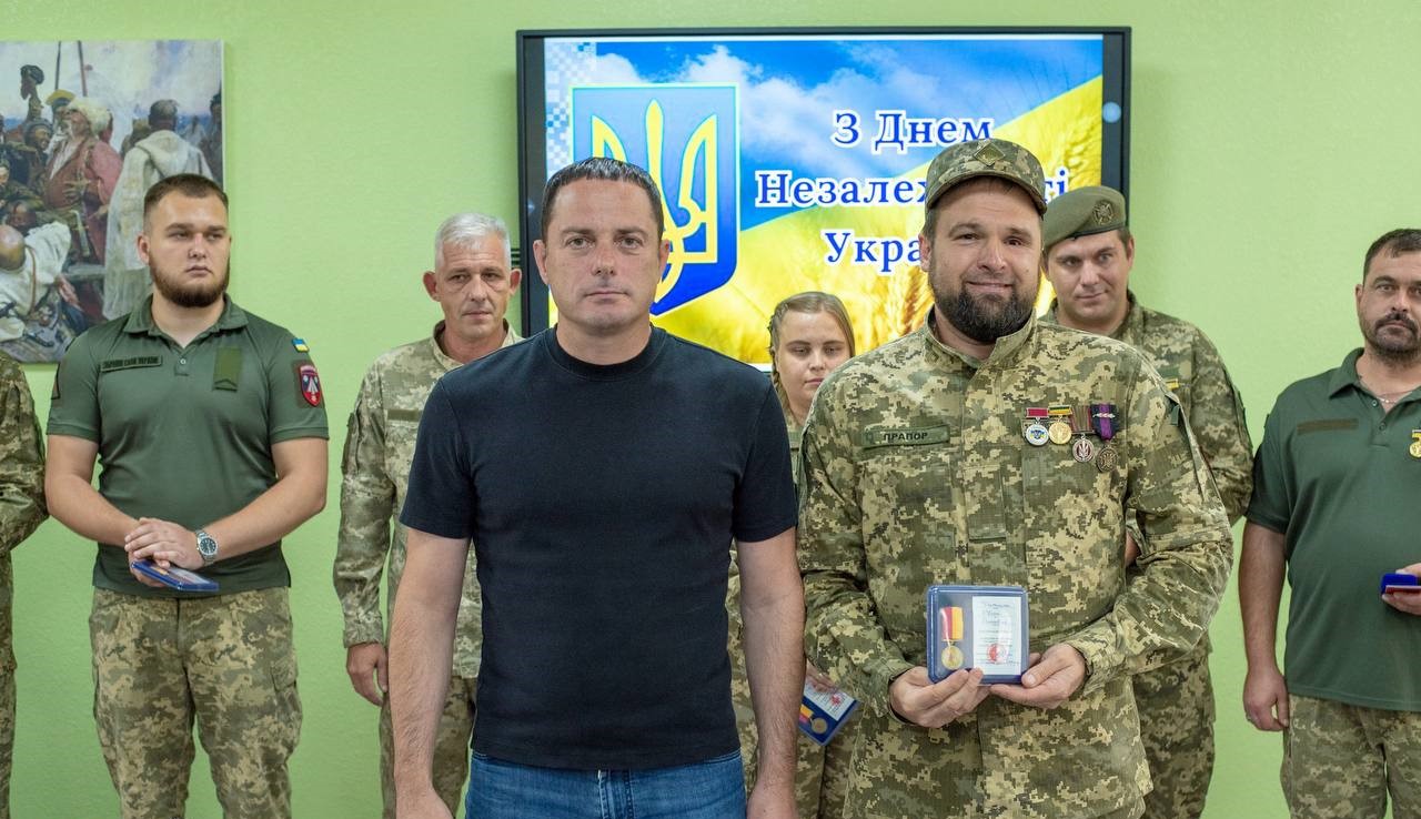 Сьогодні в Кам'янському вручили відзнаки нашим землякам - захисникам України - ФОТО