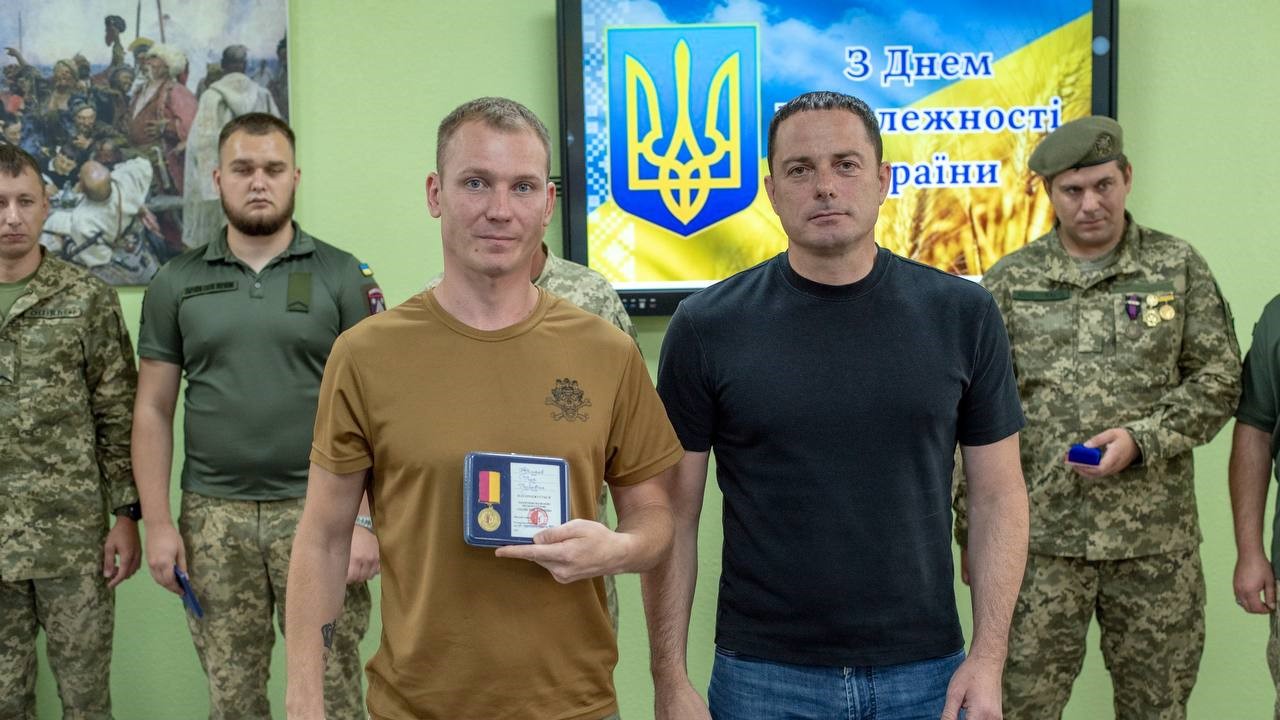 Сьогодні в Кам'янському вручили відзнаки нашим землякам - захисникам України - ФОТО